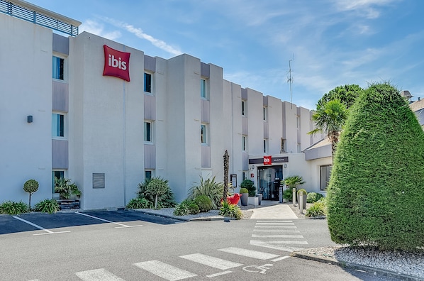 Free self-parking - ibis Salon de Provence Sud (Salon-de-Provence)