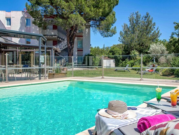 Outdoor pool, open 9:00 AM to 8:00 PM, pool umbrellas, pool loungers - ibis Salon de Provence Sud (Salon-de-Provence)