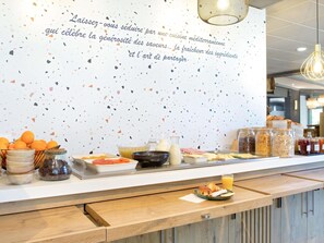 Daily buffet breakfast for a fee - ibis Salon de Provence Sud (Salon-de-Provence)