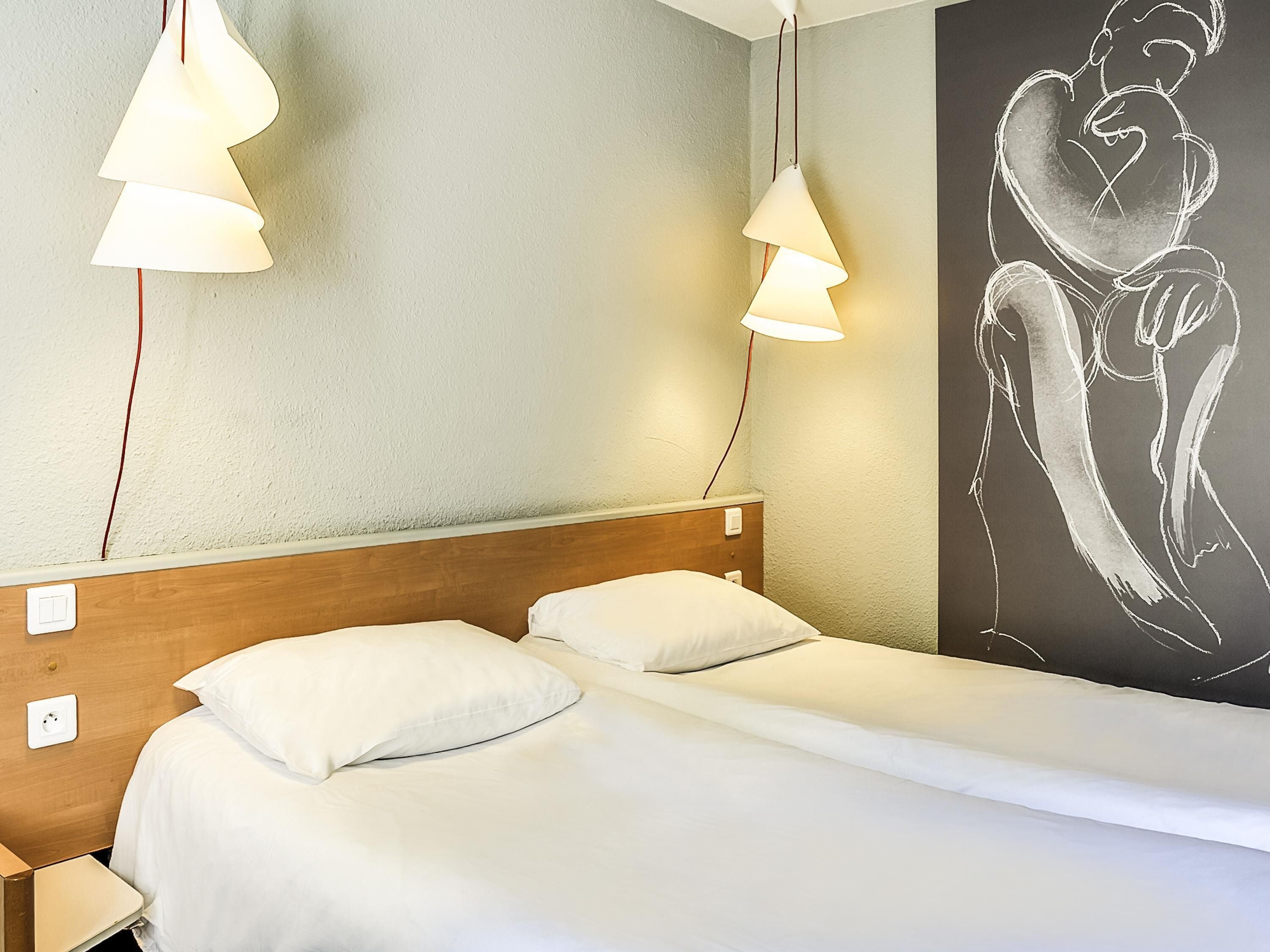 Habitación estándar, 2 camas individuales | Ropa de cama de alta calidad, caja fuerte, escritorio