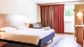 Ropa de cama de alta calidad y caja de seguridad en la habitación