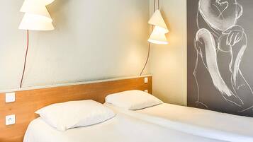 Chambre Standard, 2 lits une place | Literie de qualité supérieure, coffres-forts dans les chambres, bureau
