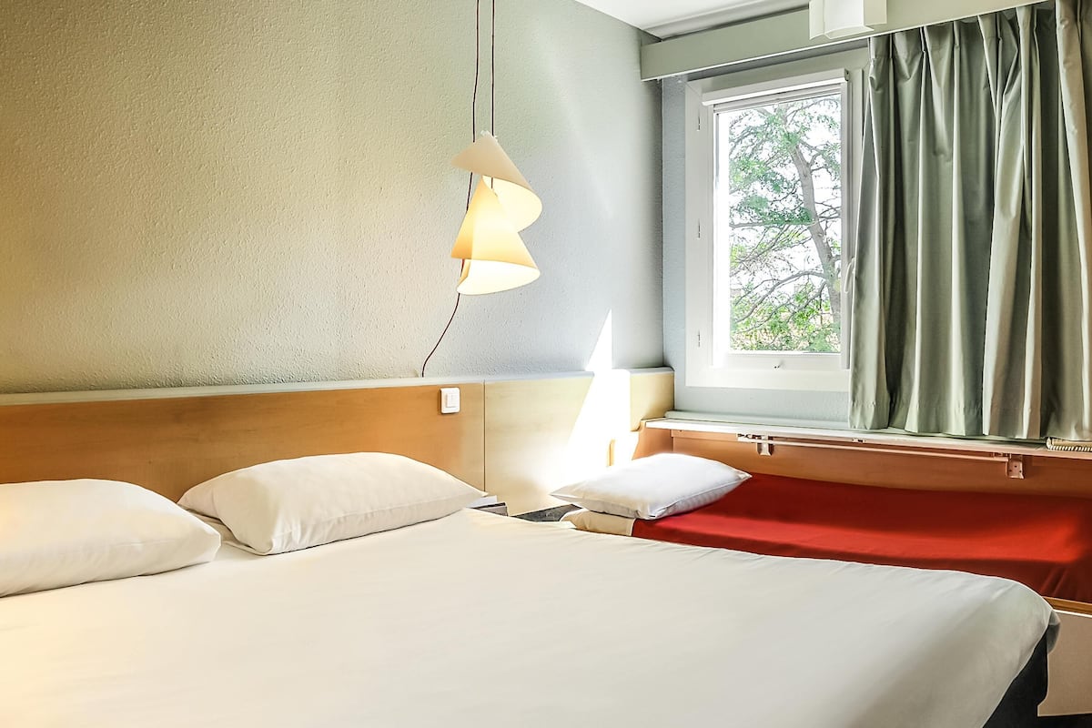 Quarto standard, várias camas | Roupas de cama premium, cofres nos quartos, escrivaninha