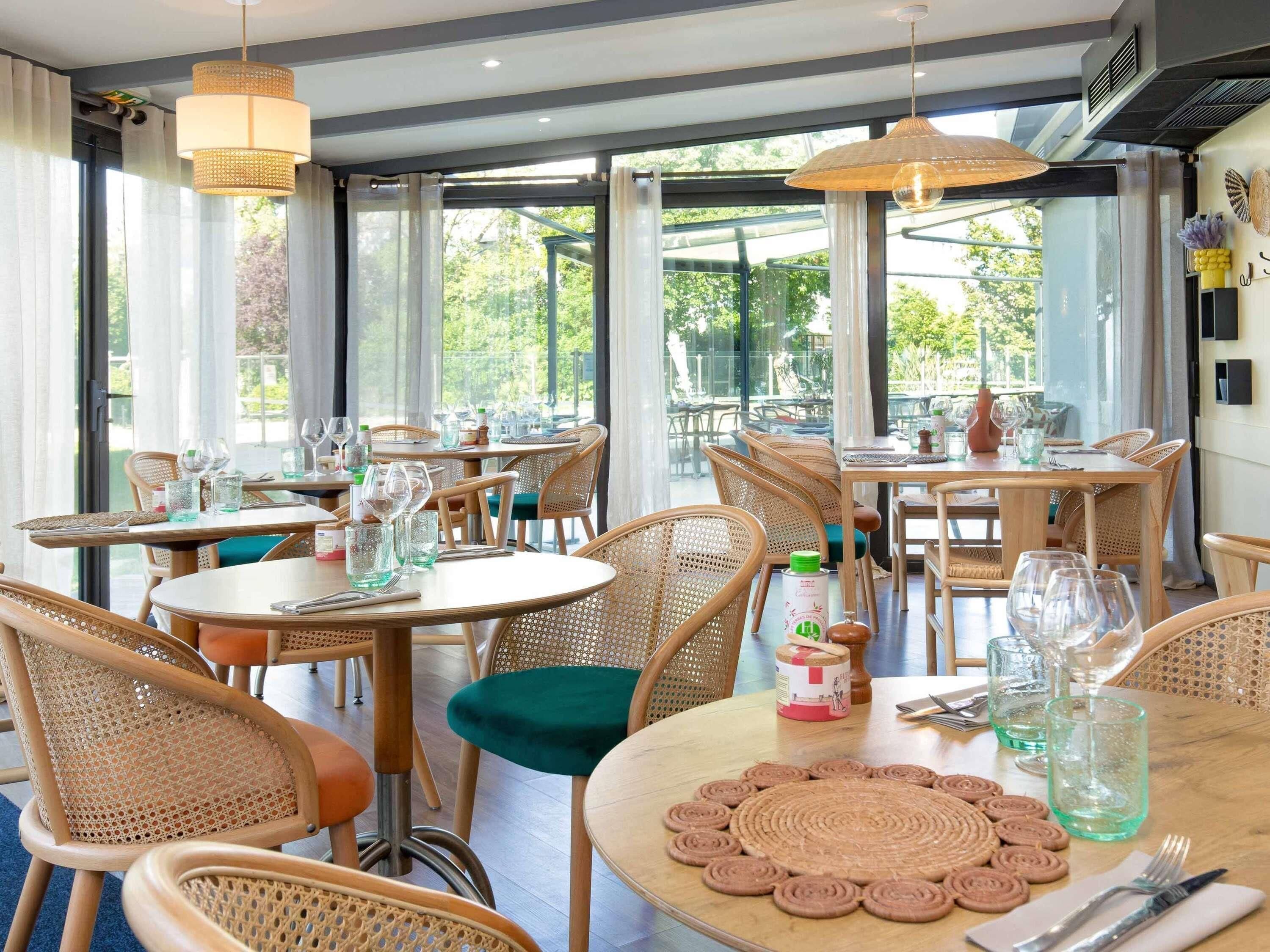 Déjeuner et dîner servis sur place