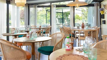 Déjeuner et dîner servis sur place