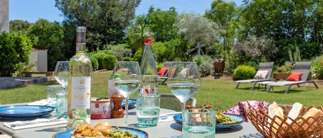Déjeuner et dîner servis sur place, restauration en plein air