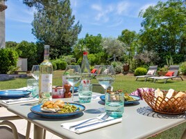 Lunch, dinner served; international cuisine, alfresco dining 