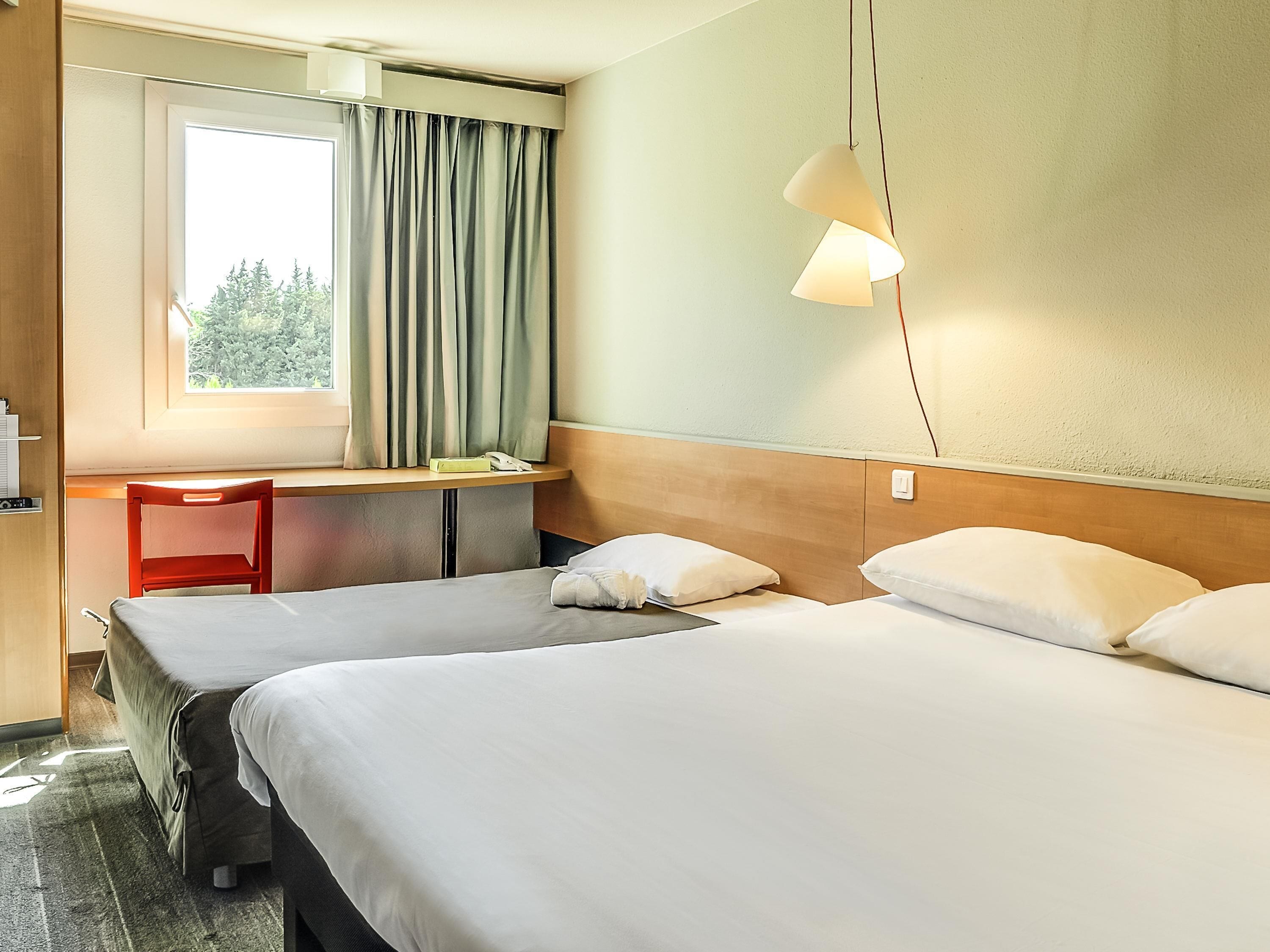 Ropa de cama de alta calidad, caja fuerte, escritorio