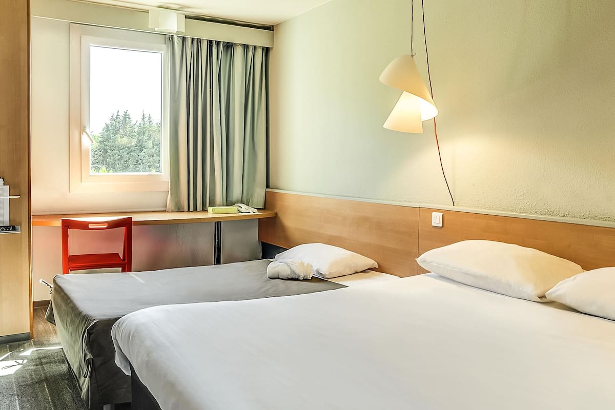 Ropa de cama de alta calidad, caja fuerte, escritorio