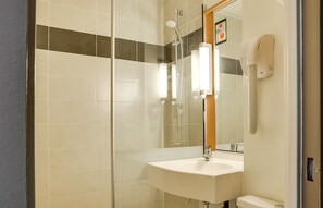 Chambre Standard, 1 lit double | Salle de bain | Douche, articles de toilette écologiques, sèche-cheveux