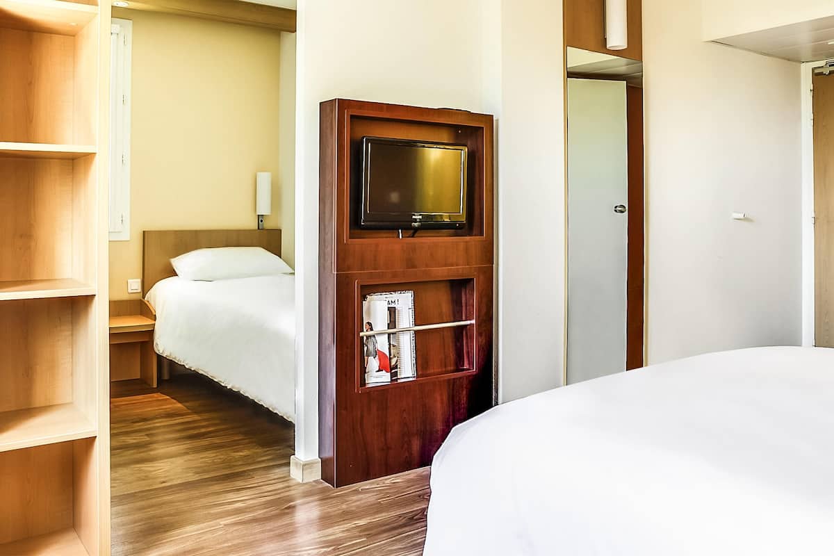 Quarto standard, várias camas | Roupas de cama premium, cofres nos quartos, escrivaninha