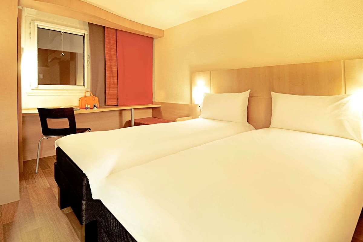 Premium bedding, in-room safe, desk, laptop workspace