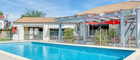 Utendørsbasseng, bassengparasoller og solsenger