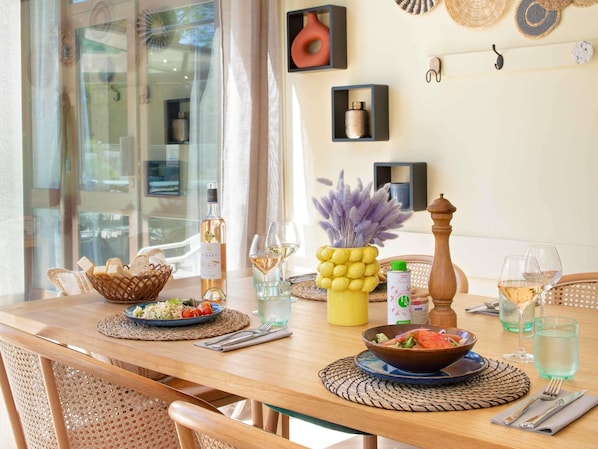 Lunsj og middag serveres, internasjonale retter, uteservering