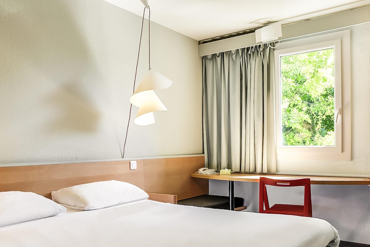 Quarto standard, 1 cama de casal | Roupas de cama premium, cofres nos quartos, escrivaninha
