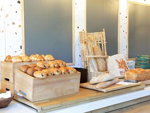 Se ofrece un desayuno bufé todos los días (por un coste adicional)
