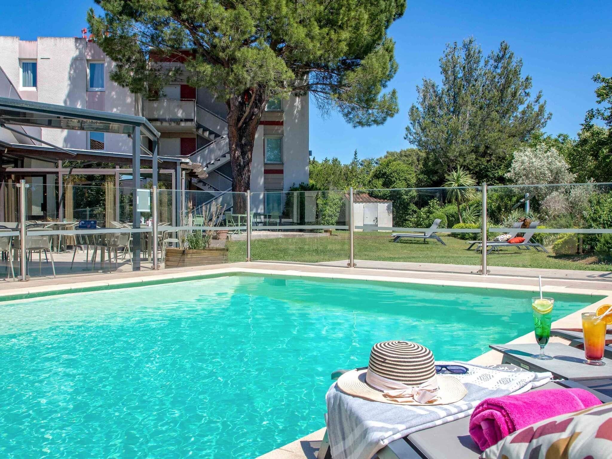 Una piscina al aire libre (de 09:00 a 20:00), sombrillas, tumbonas