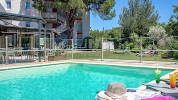 Una piscina al aire libre (de 09:00 a 20:00), sombrillas, tumbonas