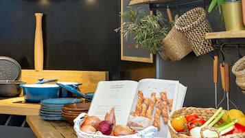 Lunch, dinner served; international cuisine, alfresco dining