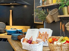 供应午餐和晚餐，国际美食，室外就餐