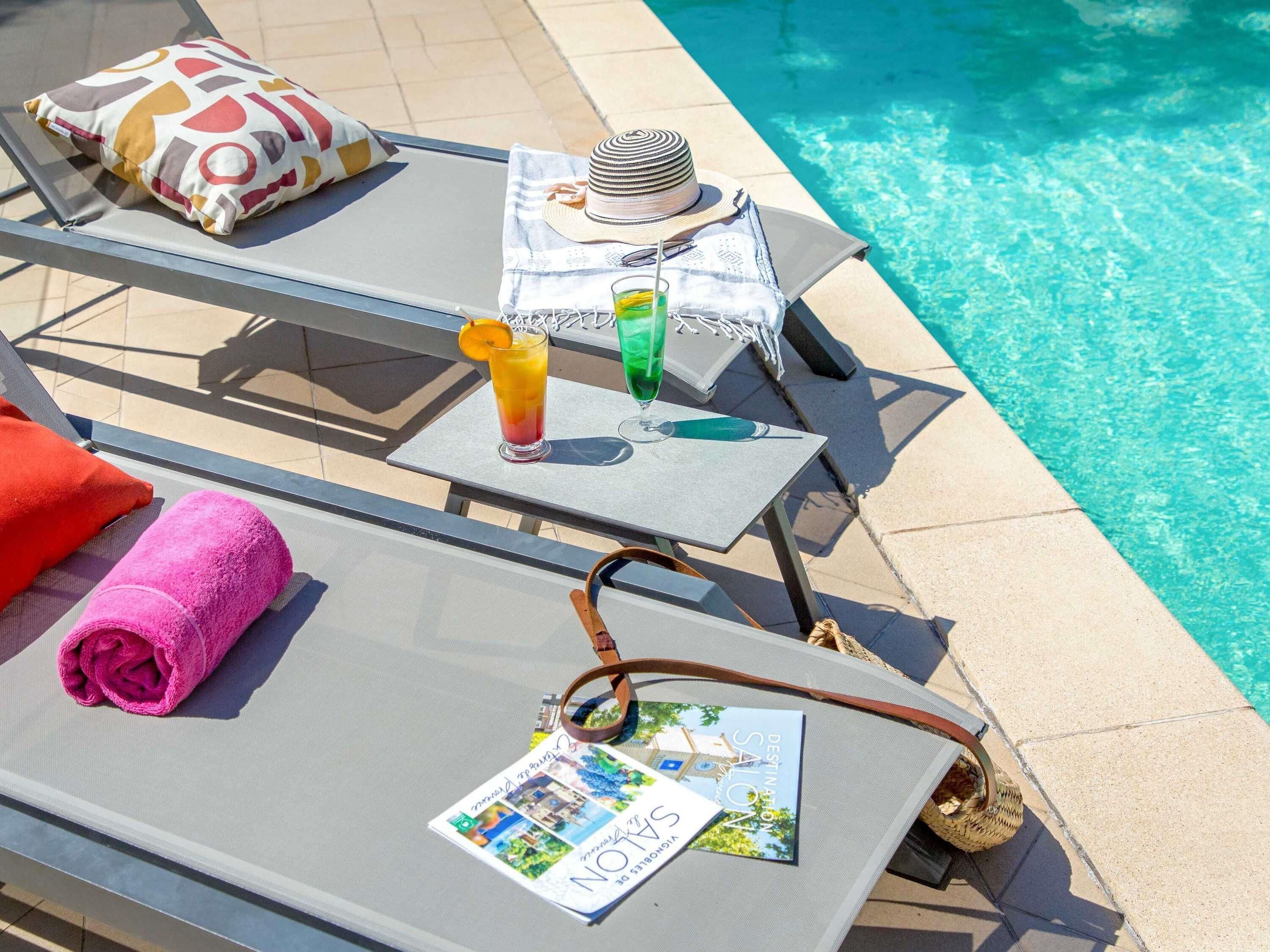 Udendørs pool, åben fra kl. 09.00 til kl. 20.00, parasoller, liggestole