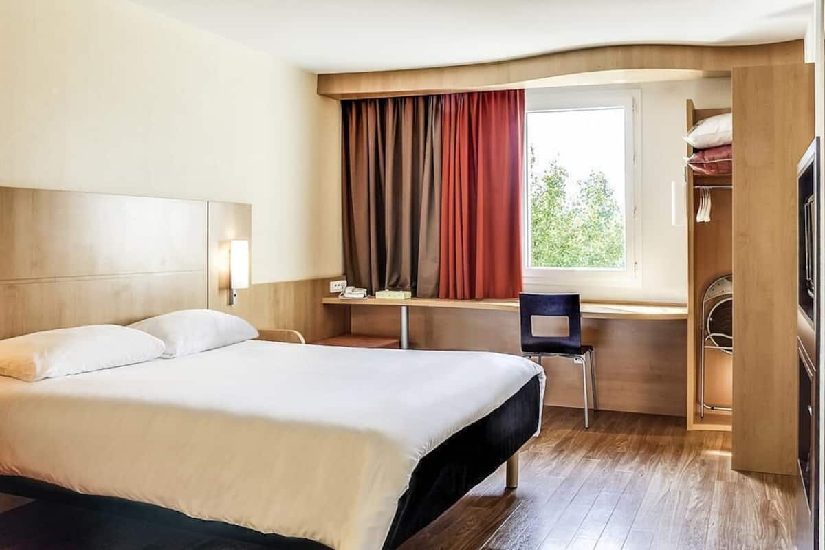 Chambre Standard, plusieurs lits | Literie de qualité supérieure, coffres-forts dans les chambres, bureau