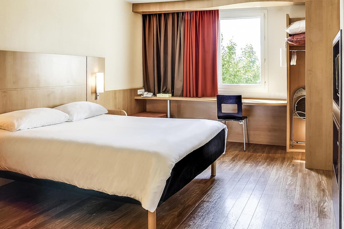 Roupas de cama premium, cofres nos quartos, escrivaninha