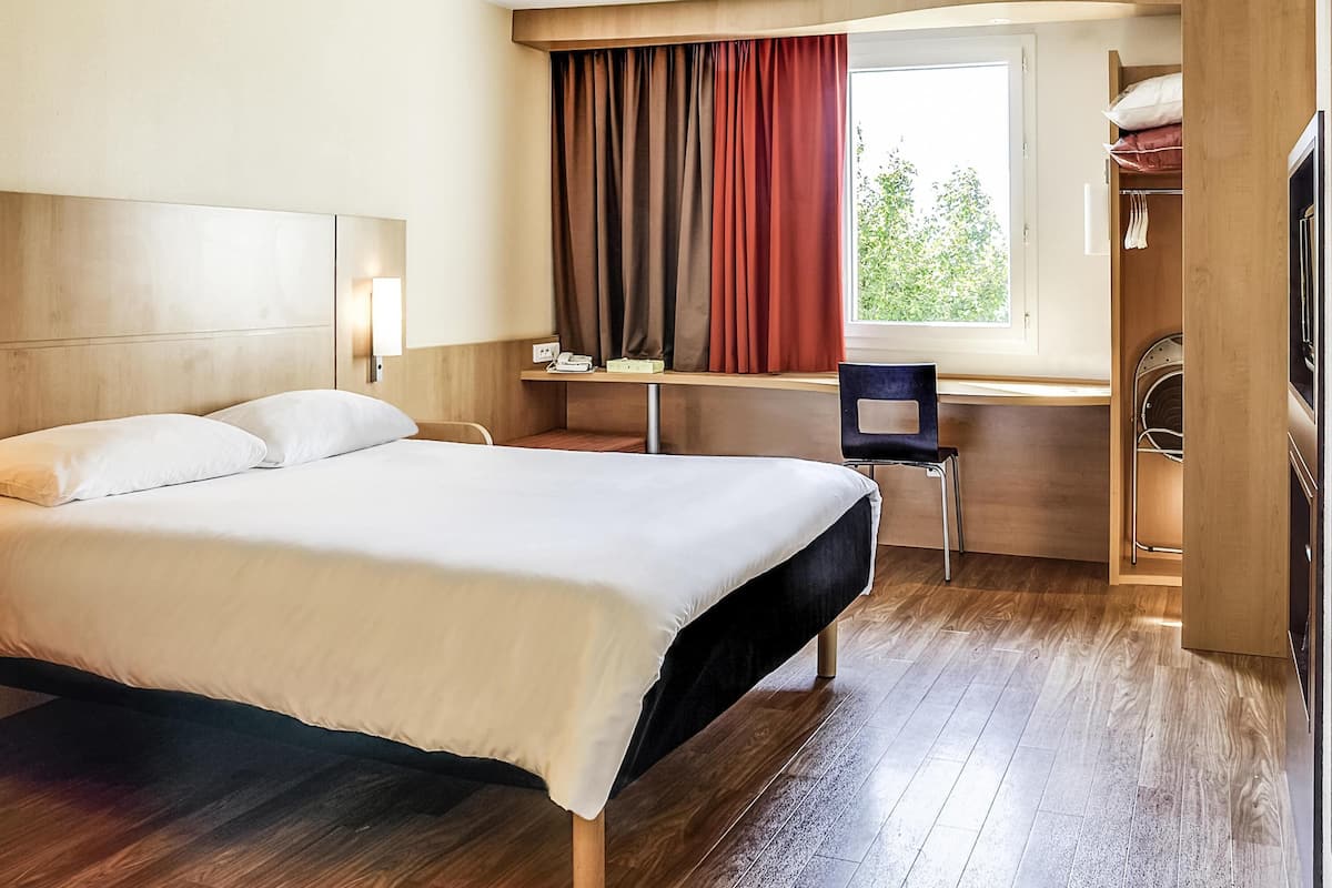 Ropa de cama de alta calidad y caja de seguridad en la habitación 