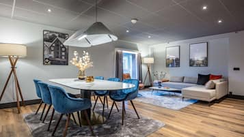 Suite, 1 soverom, elveutsikt | Allergitestet sengetøy, minibar, safe på rommet og skrivebord