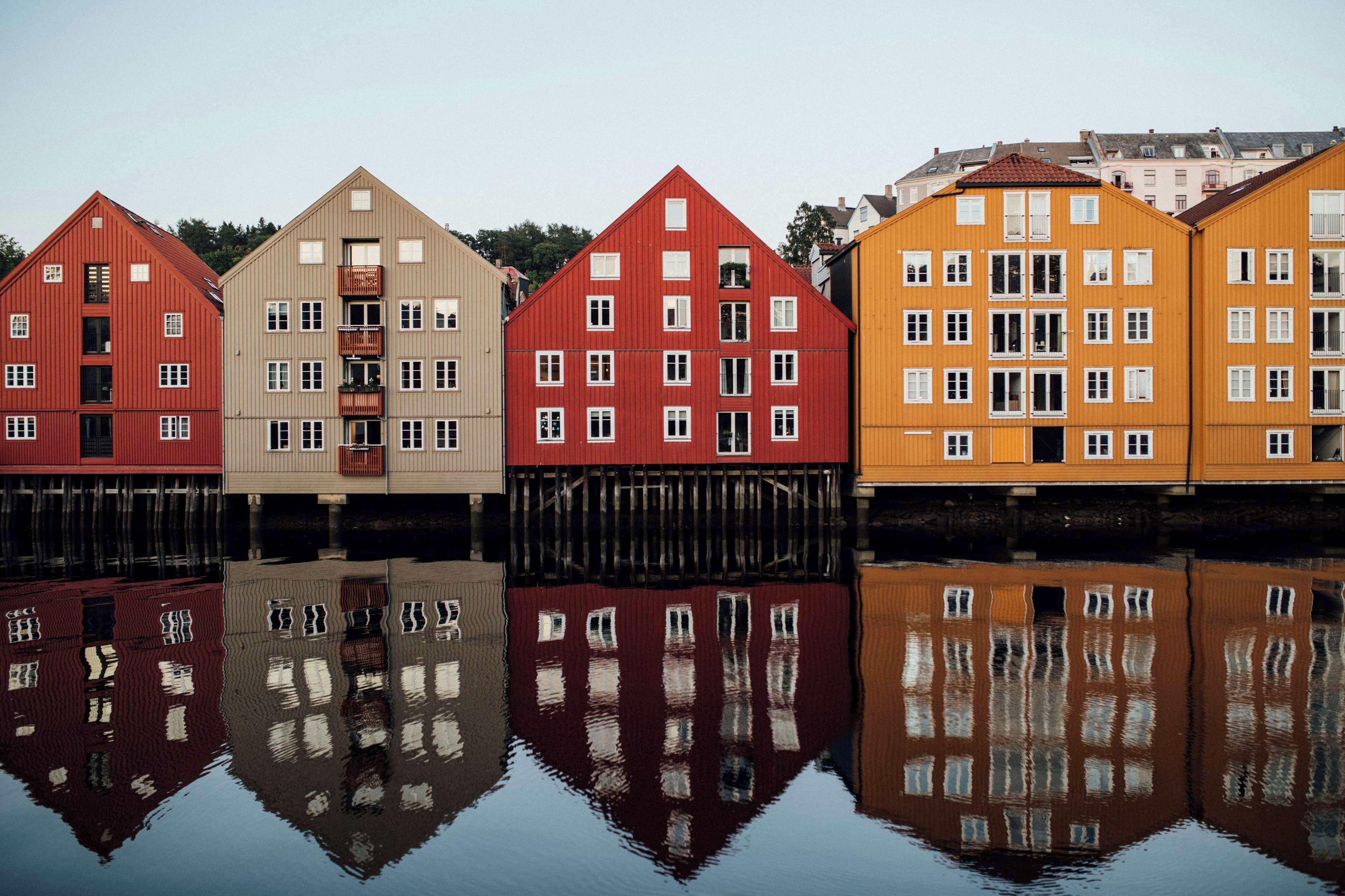 Unos edificios coloridos reflejados en el agua.