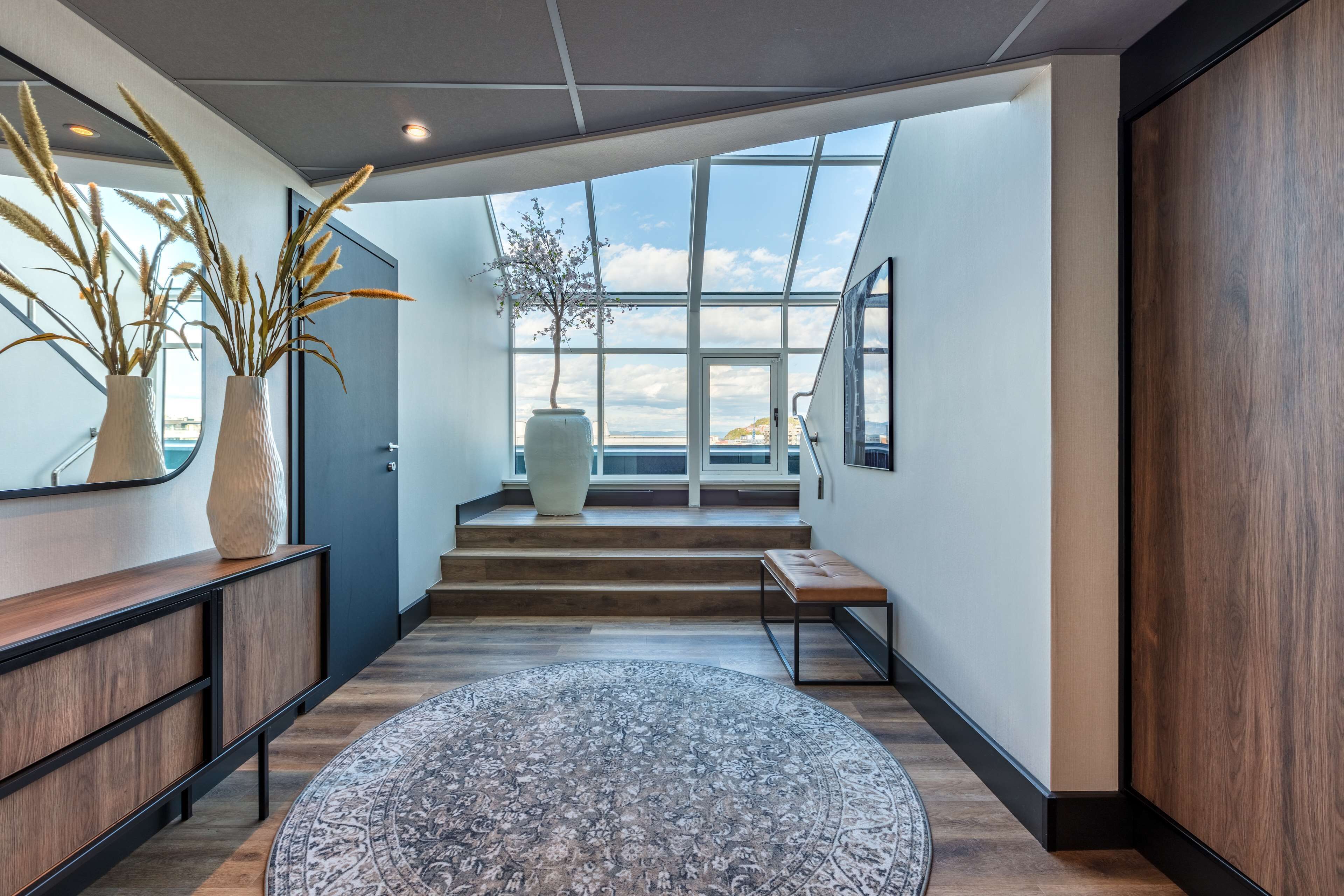 Suite – president, elveutsikt | Allergitestet sengetøy, minibar, safe på rommet og skrivebord