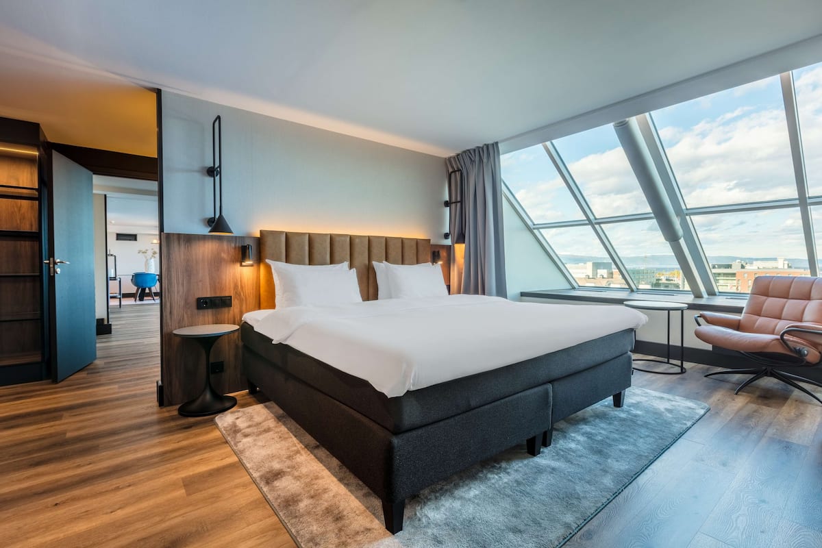 Suite presidencial, vista al río | Ropa de cama hipoalergénica y minibar