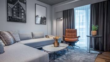 Hypo-allergenic bedding, minibar, in-room safe, desk