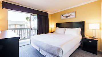 Escritorio, cortinas opacas, tabla de planchar con plancha y wifi gratis