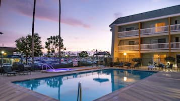 Outdoor pool, pool loungers