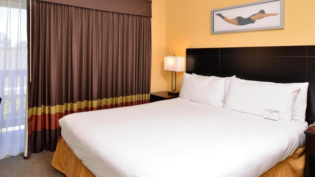 Escritorio, cortinas blackout y tabla de planchar con plancha 