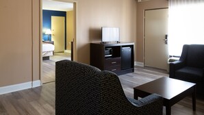 King Suite - Non Smoking | In-room safe, blackout drapes, iron/ironing board, WiFi (free) - Hotel Pentagon (Arlington)