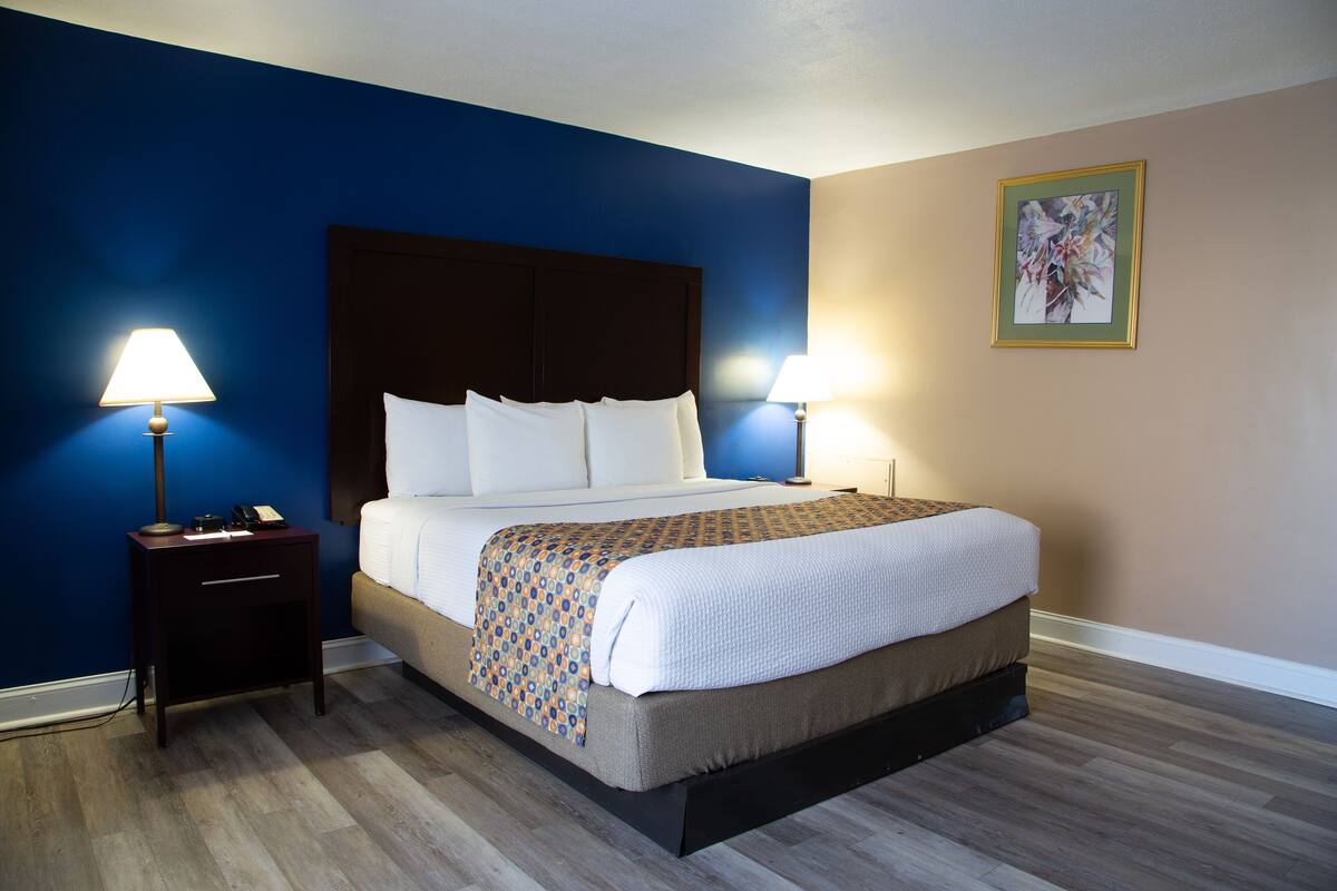 Habitación Deluxe, 1 cama King size, para no fumadores | Caja de seguridad en la habitación y cortinas blackout