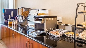 Free daily on-the-go breakfast - Hotel Pentagon (Arlington)