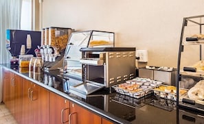 Café da manhã para viagem grátis todos os dias