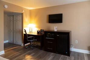 Deluxe Room, 1 King Bed, Non Smoking | Living area | Flat-screen TV