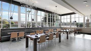Der serveres morgenmad og aftensmad