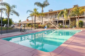 Outdoor pool - Best Western Plus Hill House (Bakersfield)