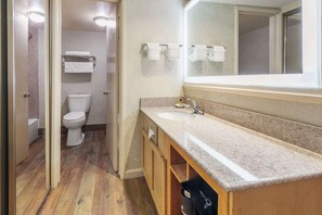 Shower, eco-friendly toiletries, hair dryer, towels - Best Western Plus Hill House (Bakersfield)