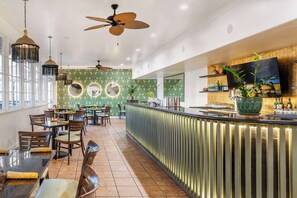 Bar (on property) - Best Western Plus Hill House (Bakersfield)