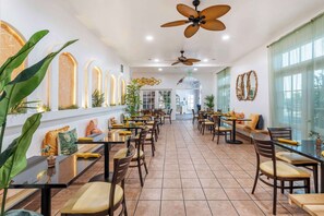 Daily full breakfast for a fee - Best Western Plus Hill House (Bakersfield)