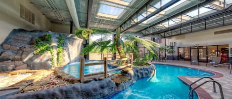 Piscine couverte, accès possible de 06 h 00 à 23 h 00, chaises longues