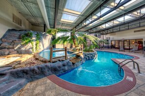 Piscine couverte, accès possible de 06 h 00 à 23 h 00, chaises longues 