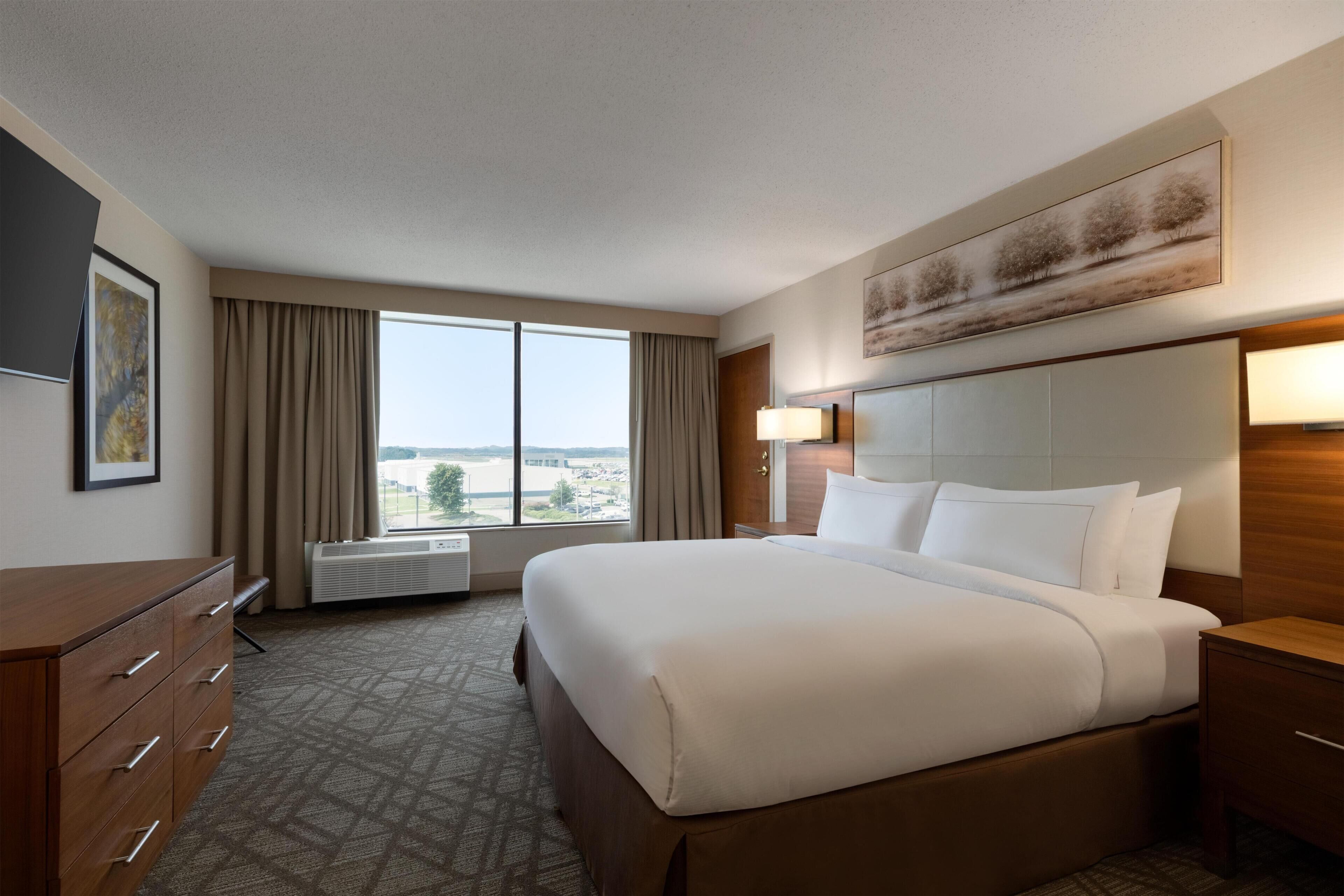 Room (Parlor) | In-room safe, desk, laptop workspace, blackout drapes