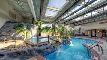 Een binnenzwembad, ligstoelen bij het zwembad